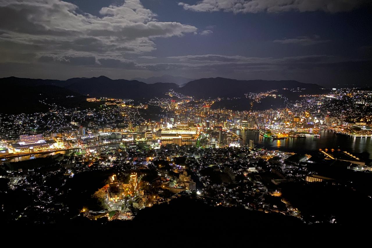 稲佐山から、長崎の立体的な夜景が望めます-0