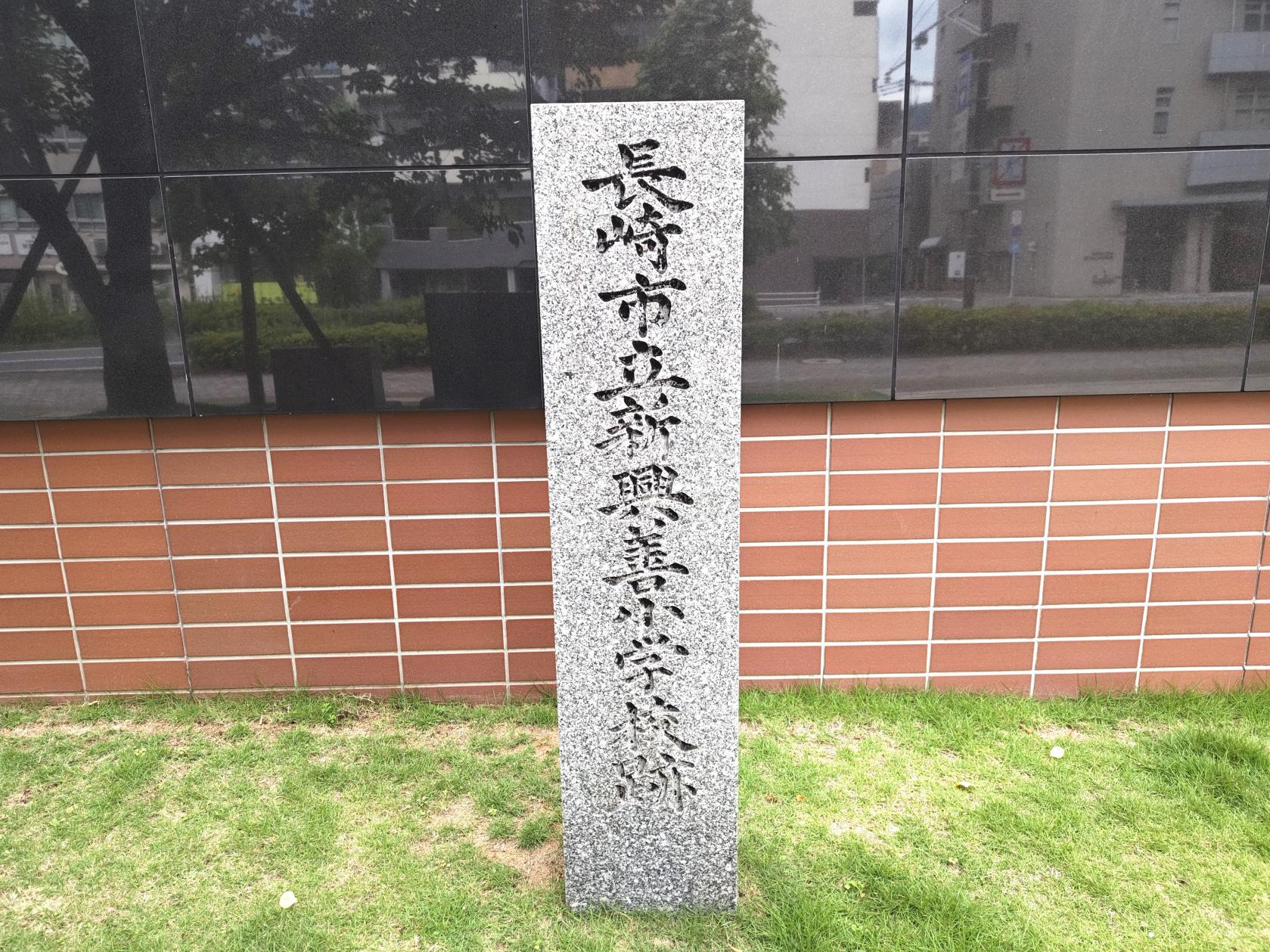 ②図書館に併設された当時の様子を物語る「救護所メモリアル」-2