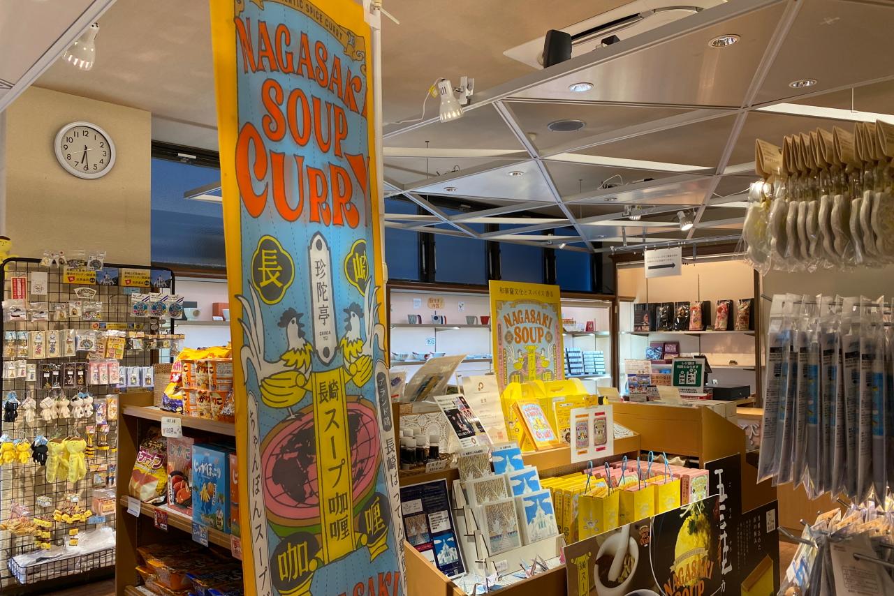 ホテルのロビーで、ここならではの長崎土産をゲット！-4