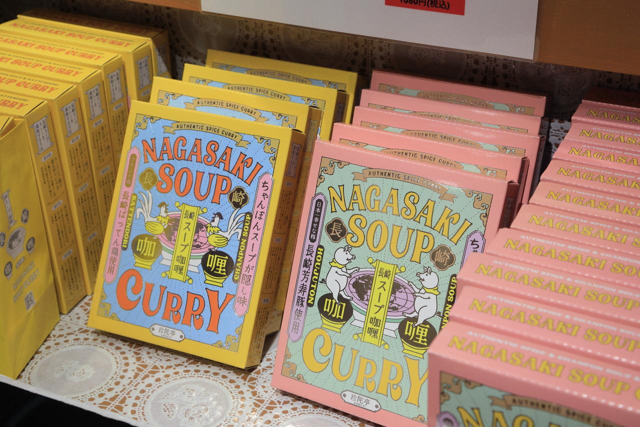 ホテルのロビーで、ここならではの長崎土産をゲット！-1