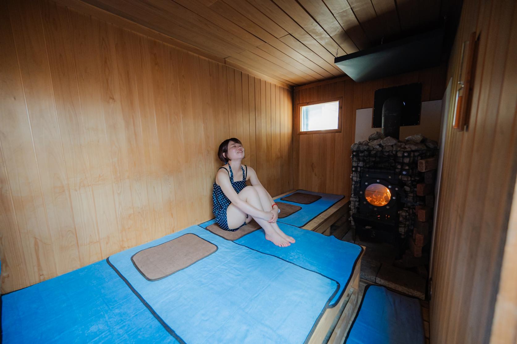 扉を開けた瞬間から癒しの香り！日田産ヒノキのサウナ室-0