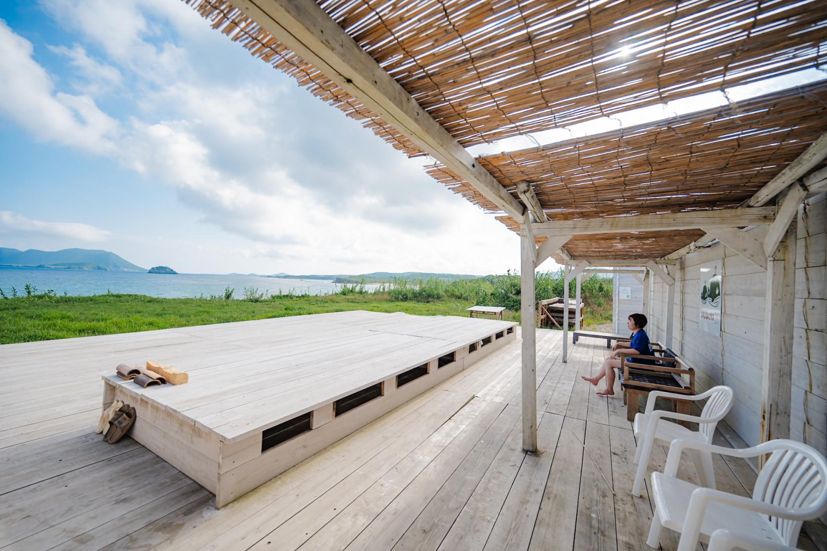 空と海に包まれる“ととのい外気浴”-0