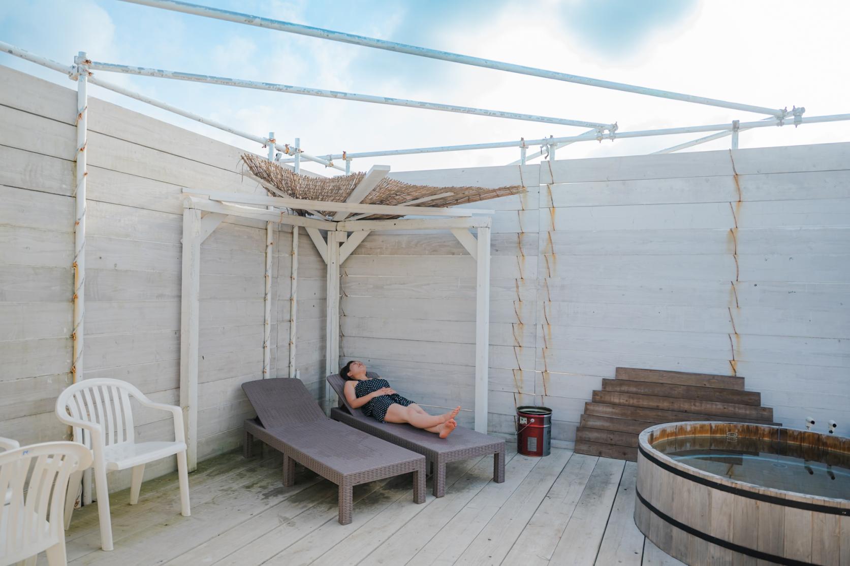 空と海に包まれる“ととのい外気浴”-2