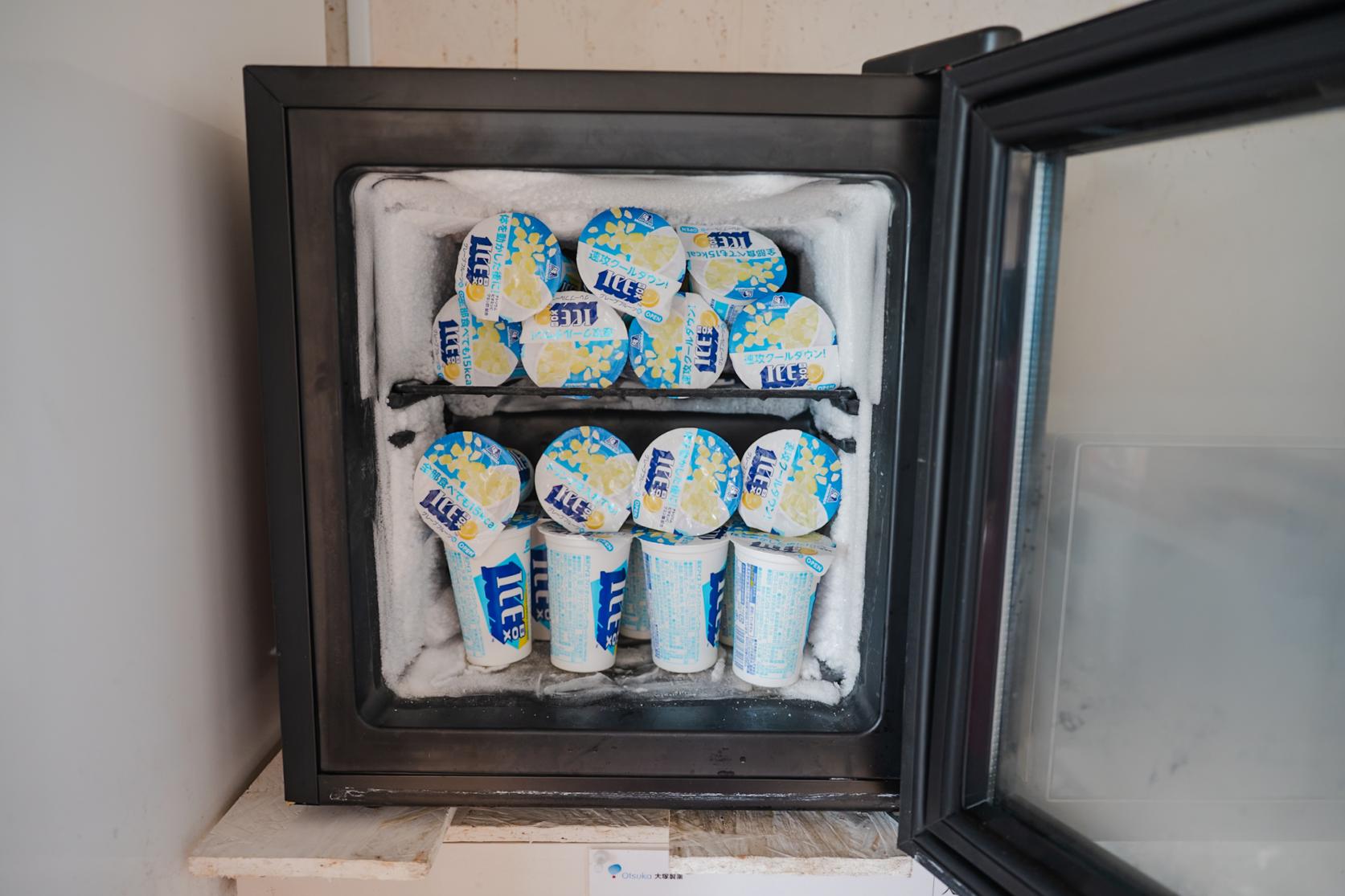 休憩スペースにはドリンクやアイスも完備-1