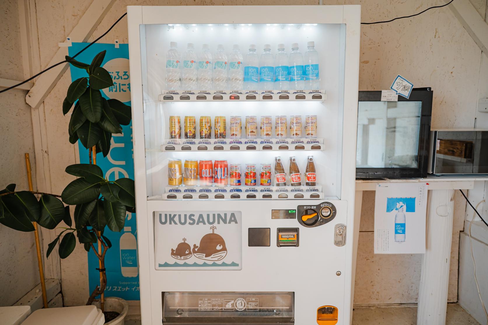 休憩スペースにはドリンクやアイスも完備-2