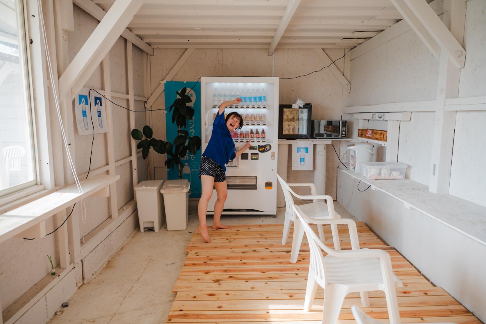 休憩スペースにはドリンクやアイスも完備-0