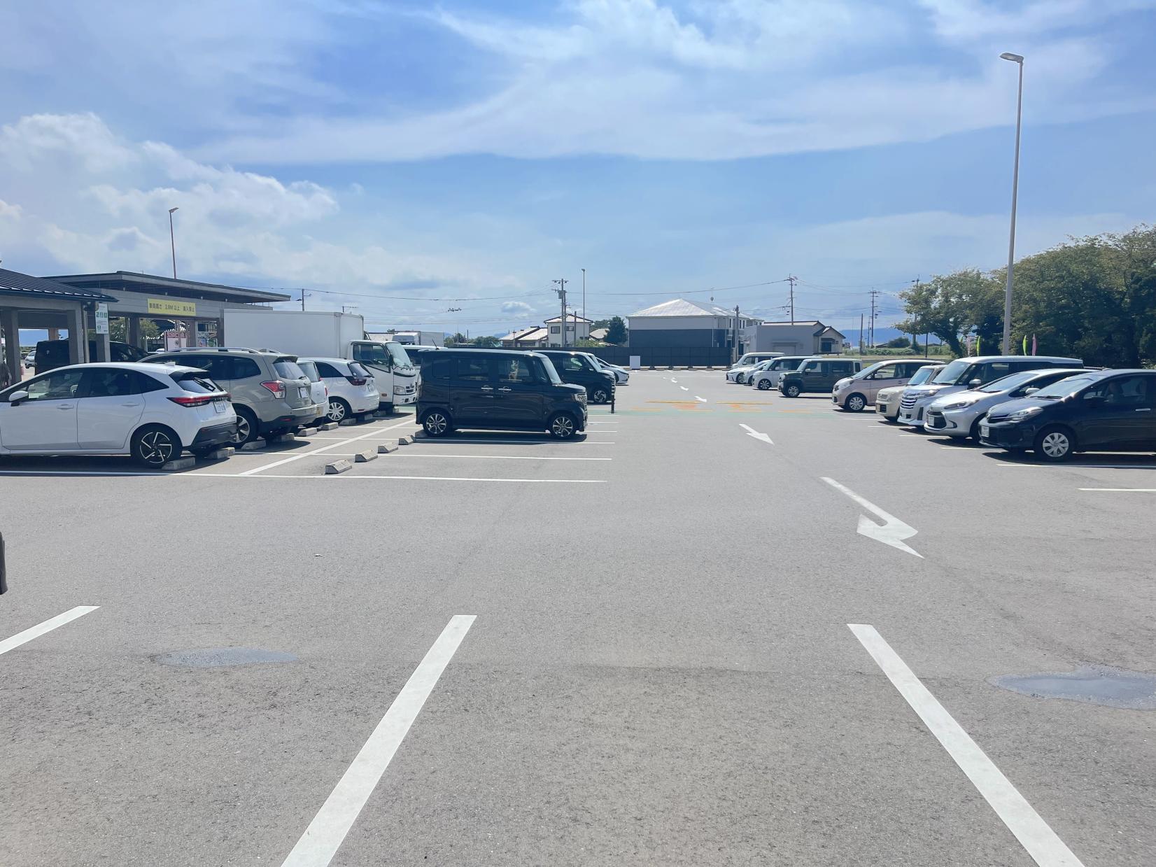 広々とした駐車エリアを完備-0