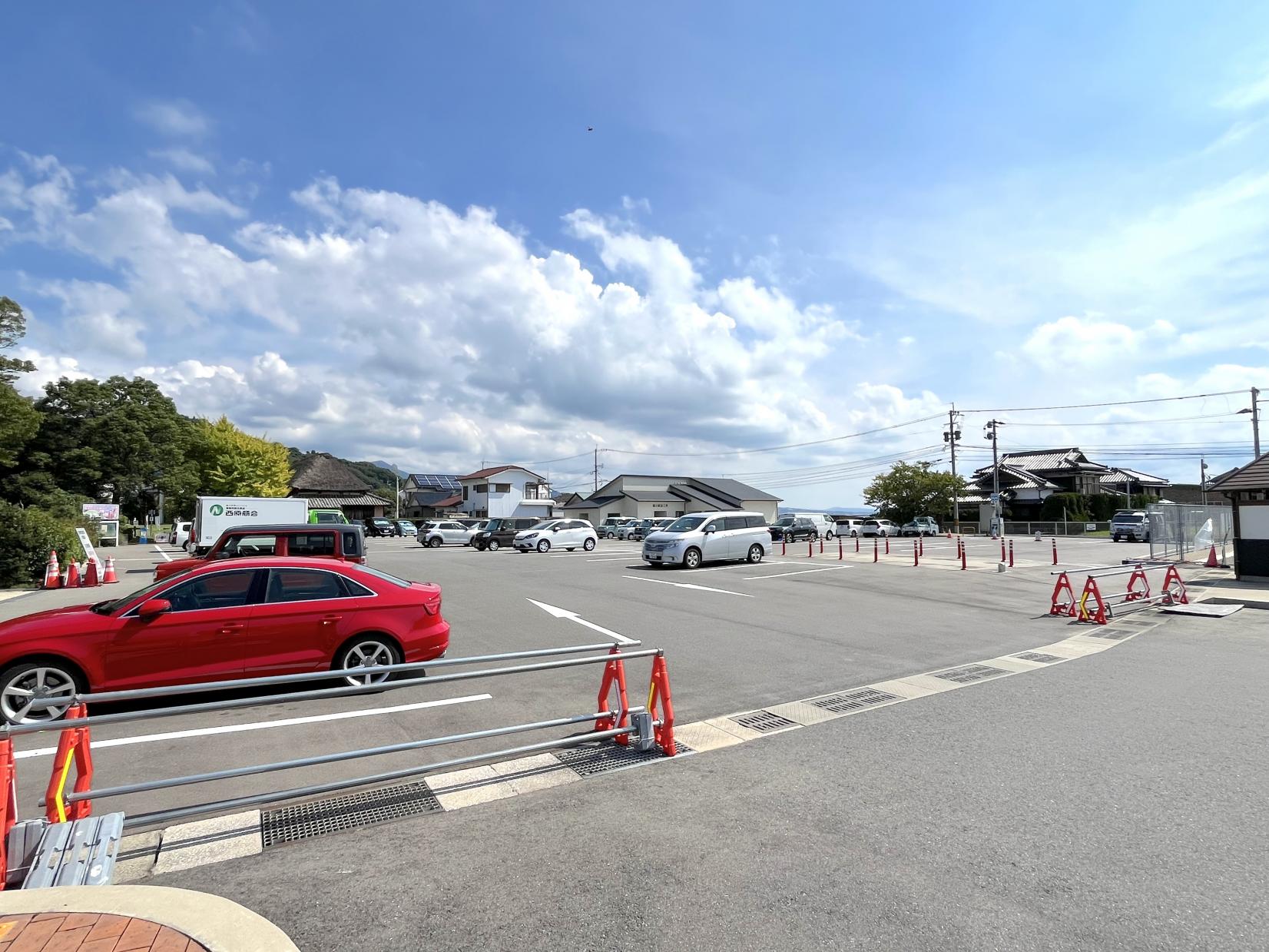 広々とした駐車エリアを完備-1