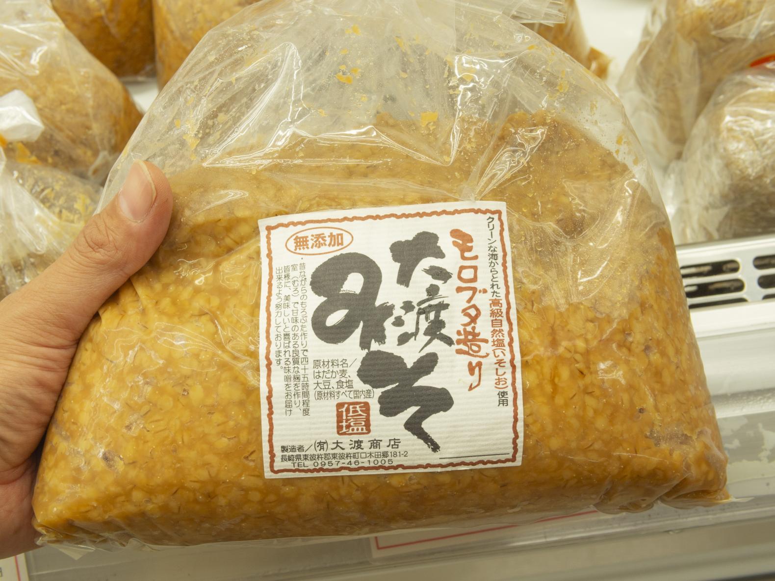 味噌や加工品が並ぶ冷蔵コーナー-2