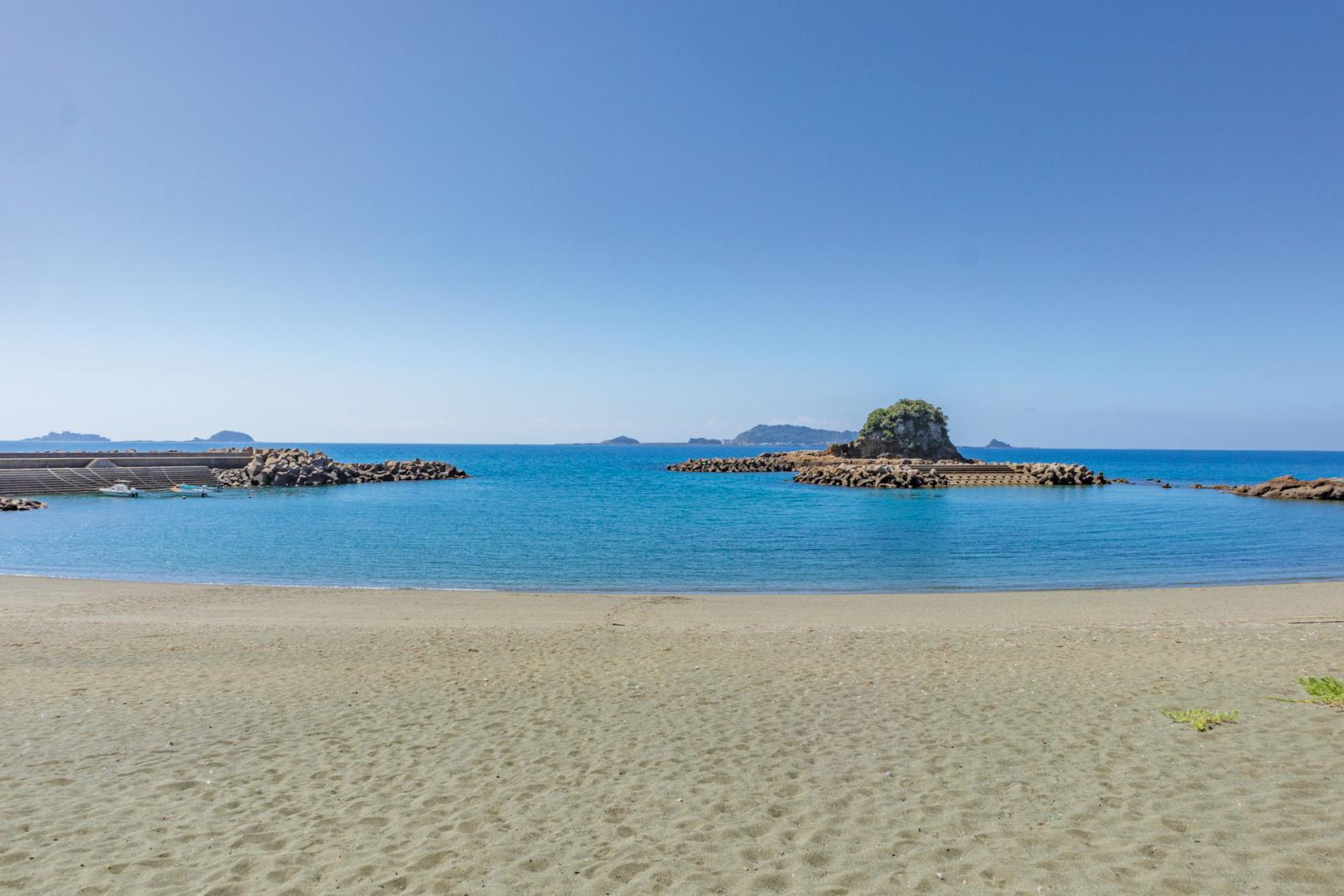 ①巨岩がそびえる！岳路海水浴場（長崎市蚊焼町）-1