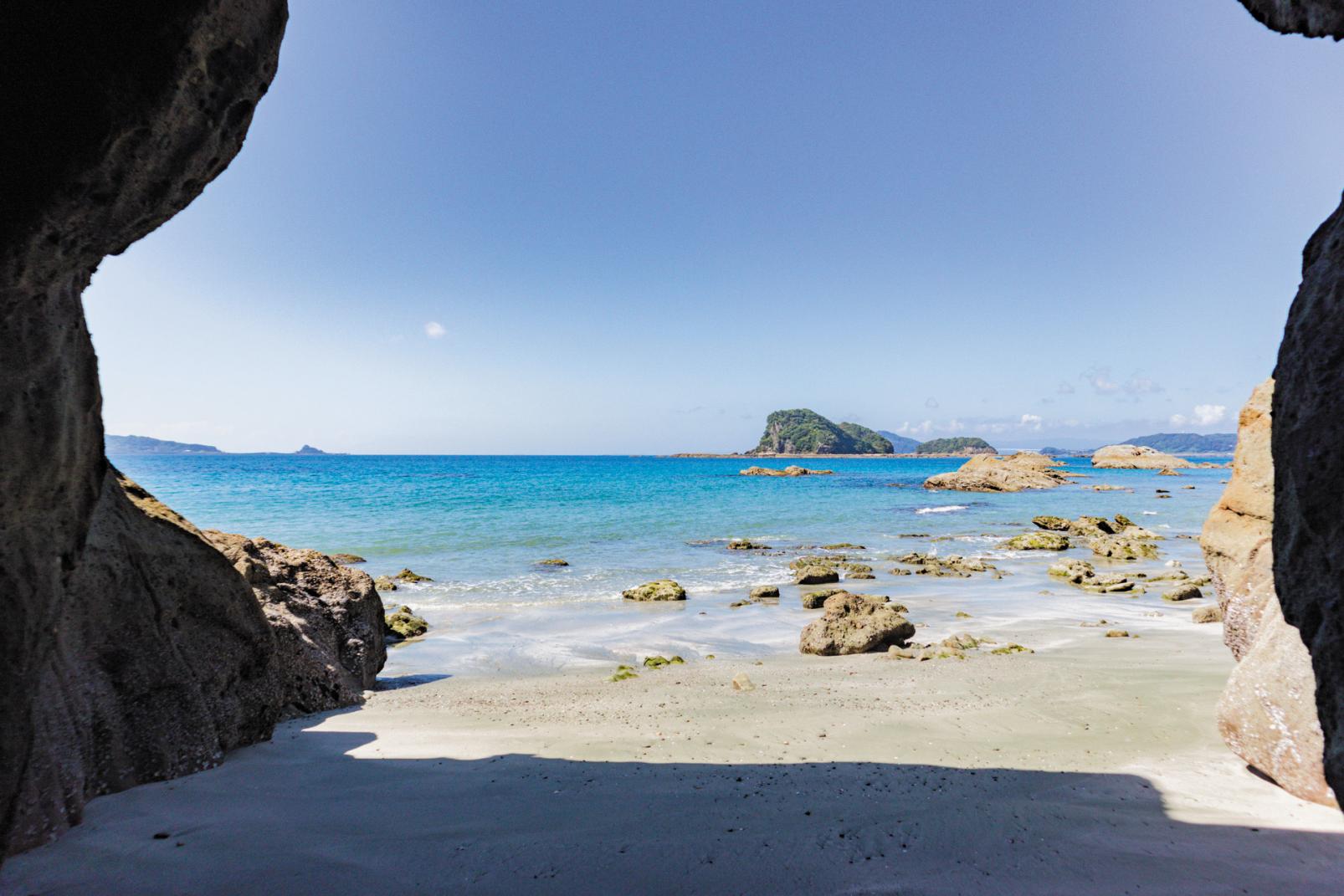 ②岳路海水浴場近くの洞窟から見える海（長崎市蚊焼町）-0