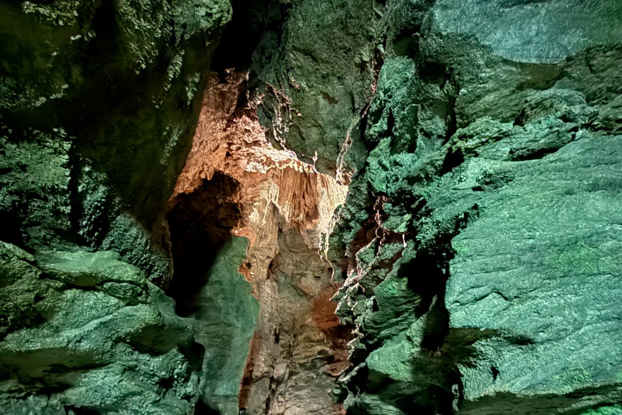 見どころが各所に！親子地蔵をはじめとする洞窟内の造形物-1