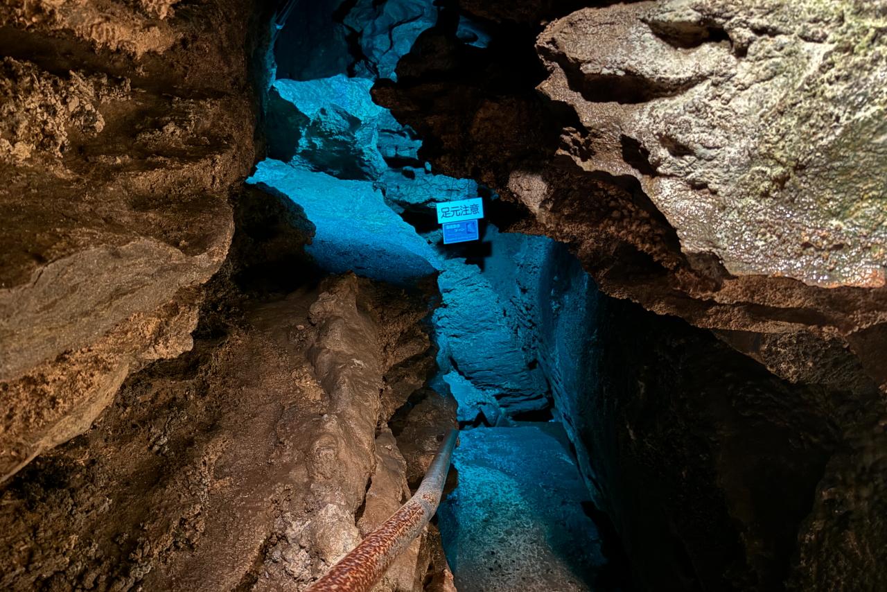 見どころが各所に！親子地蔵をはじめとする洞窟内の造形物-2