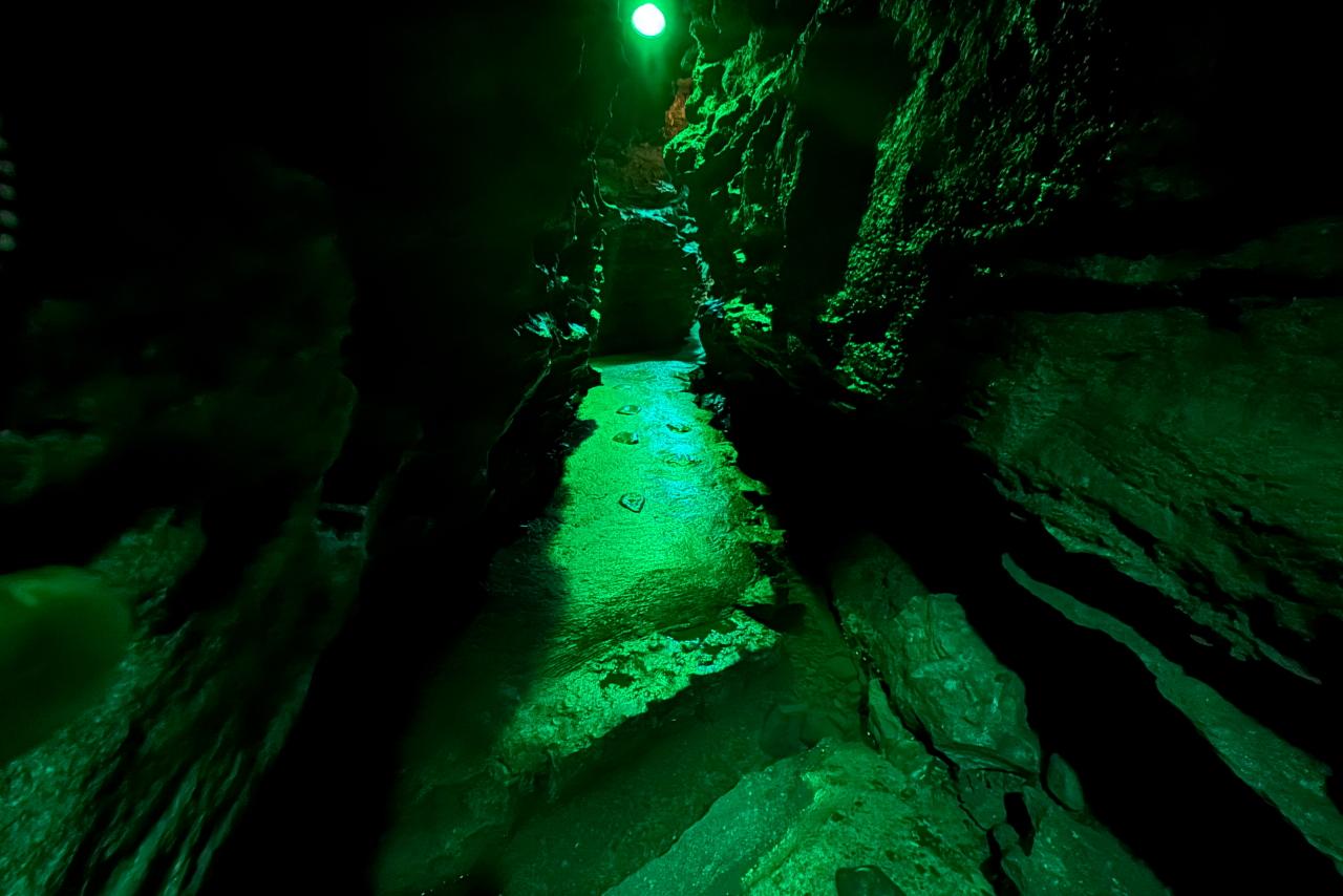 見どころが各所に！親子地蔵をはじめとする洞窟内の造形物-3