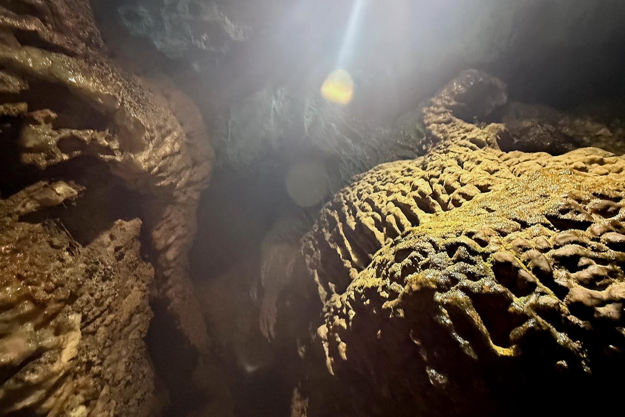 見どころが各所に！親子地蔵をはじめとする洞窟内の造形物-4