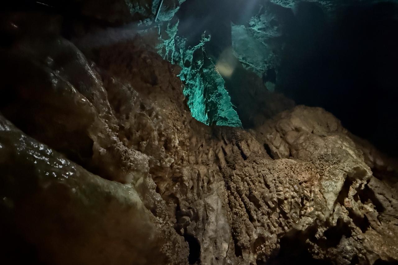 見どころが各所に！親子地蔵をはじめとする洞窟内の造形物-5