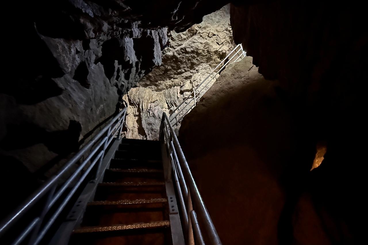 腰をかがめて進み、探検気分を味わおう！-1