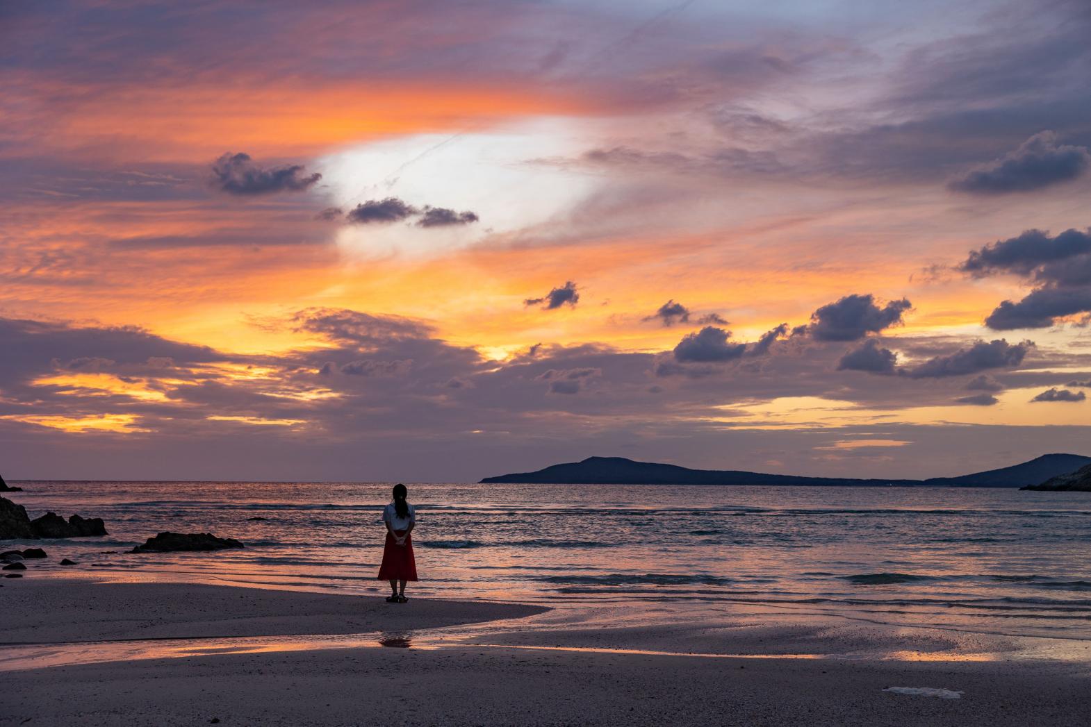 一日の終わりを彩る、感動的な夕景-0
