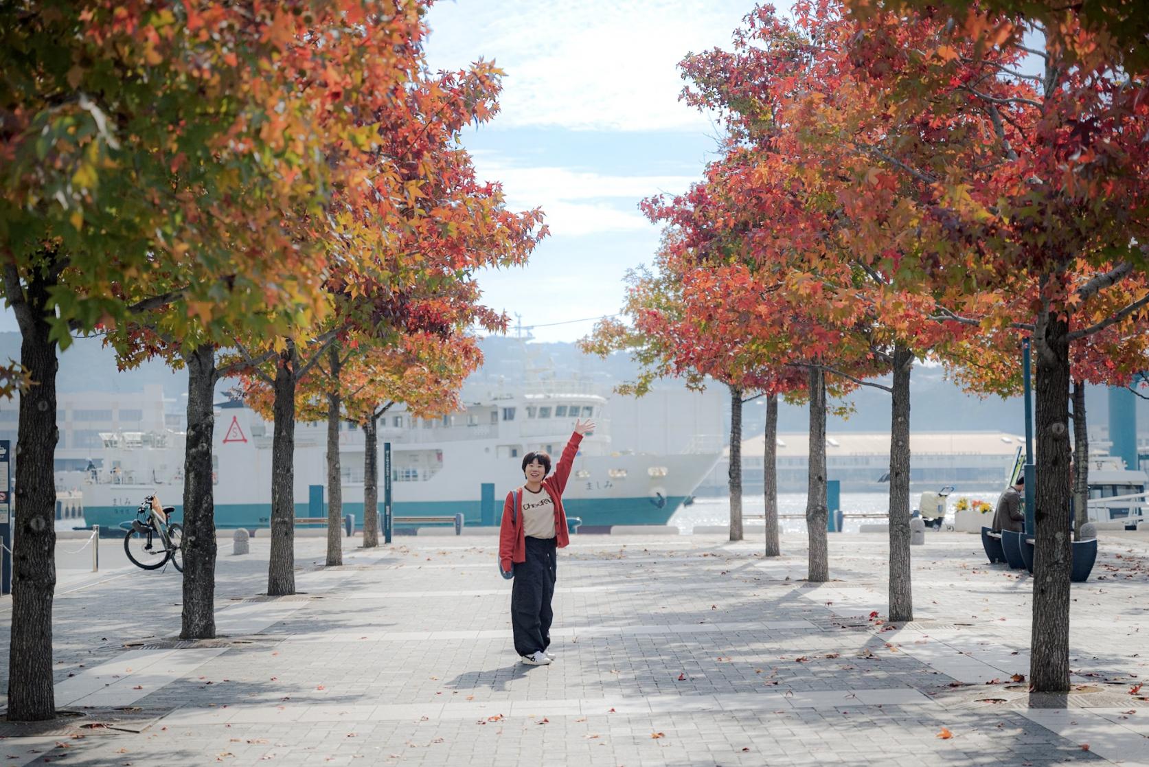 【させぼ五番街】港をバックに真っ赤な紅葉を楽しむ-0