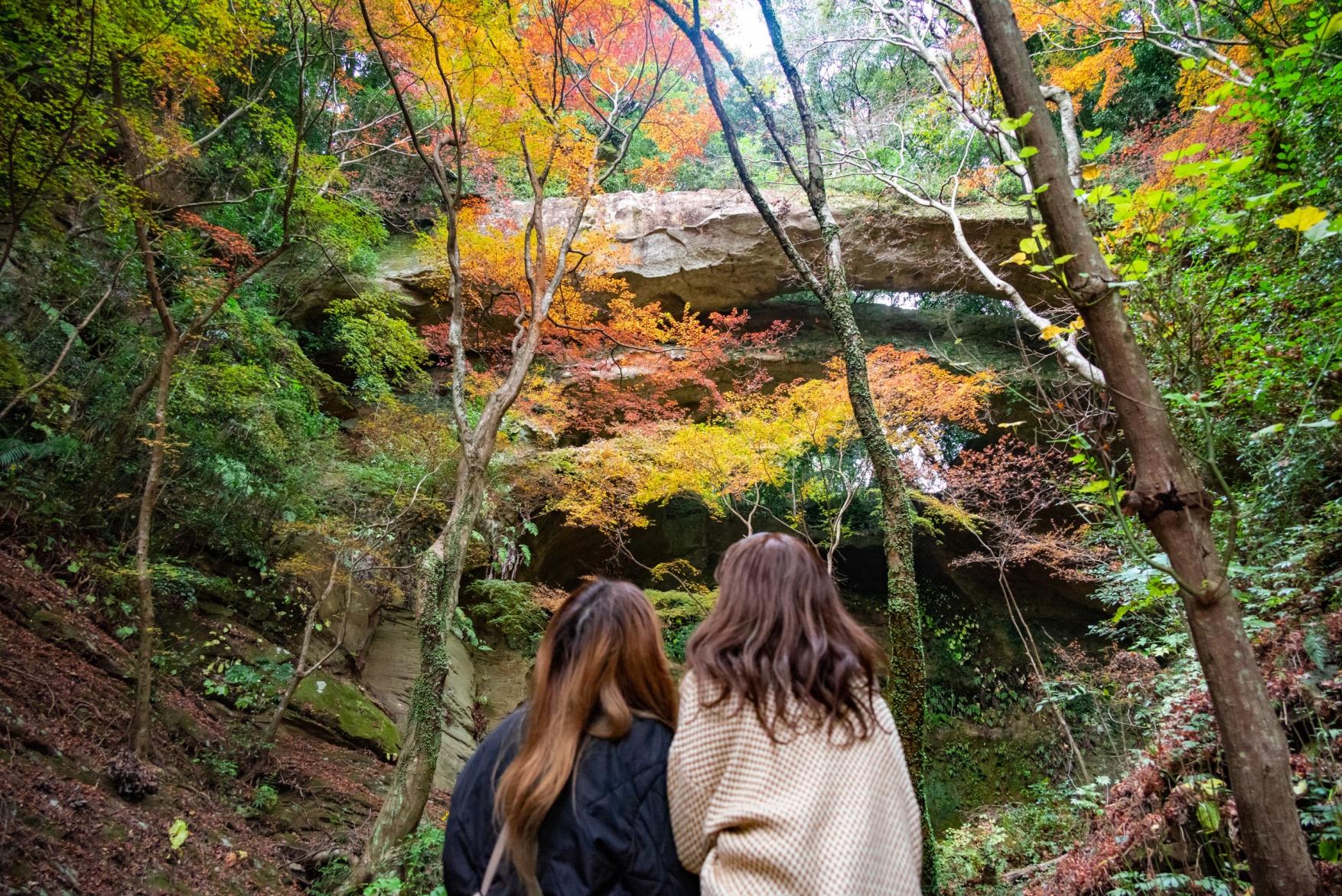 【御橋観音】空に浮かぶ天然の大石橋と紅葉-0