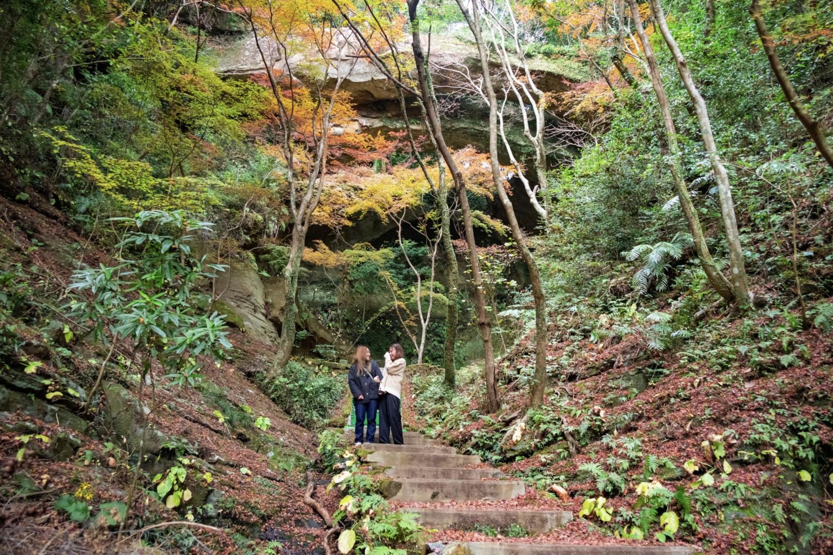 【御橋観音】空に浮かぶ天然の大石橋と紅葉-1