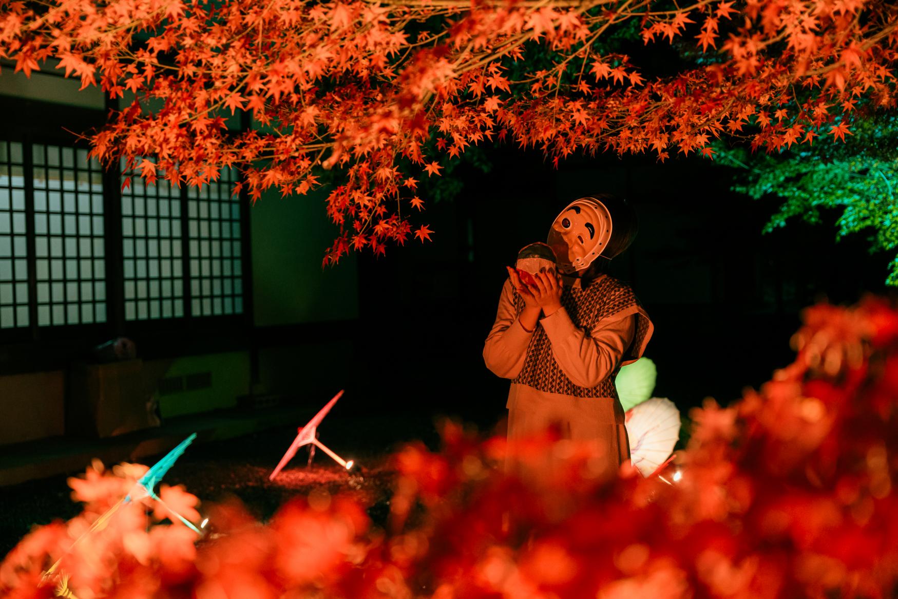 【祝詞神社】赤い鳥居と紅葉が織りなす幻想的な風景-1