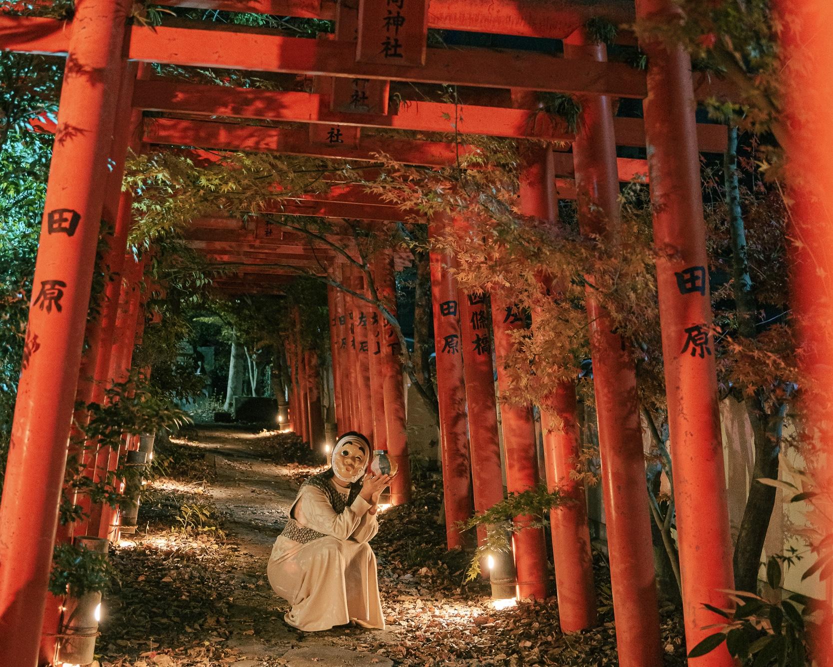 【祝詞神社】赤い鳥居と紅葉が織りなす幻想的な風景-0