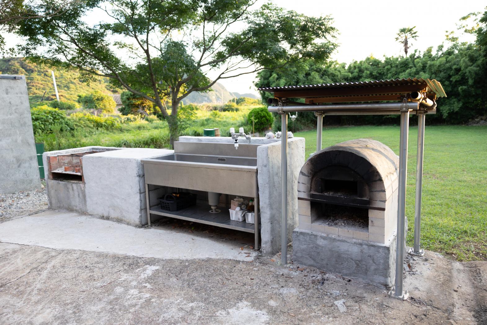 オーナー手作りのピザ窯に薪をくべよう！-1