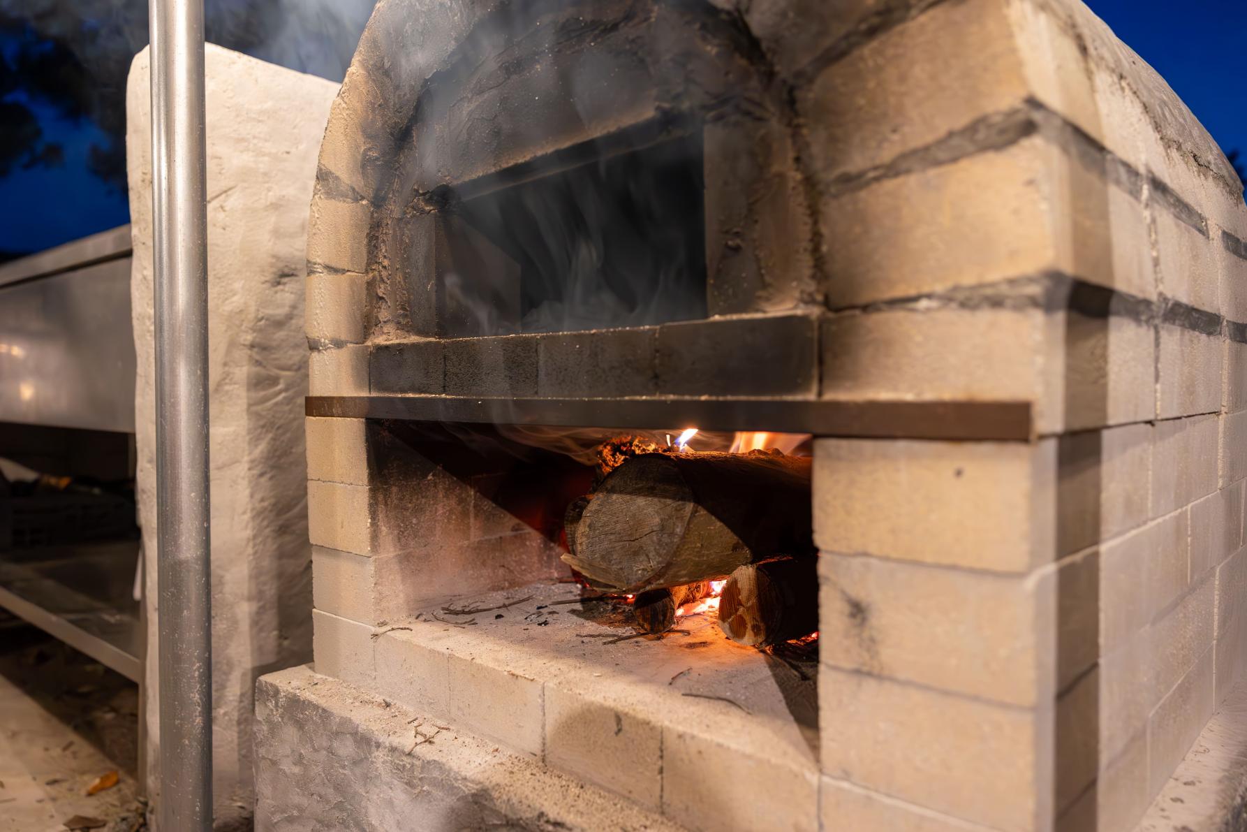オーナー手作りのピザ窯に薪をくべよう！-3