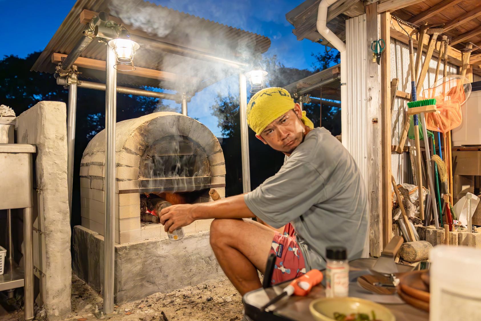 オーナー手作りのピザ窯に薪をくべよう！-0