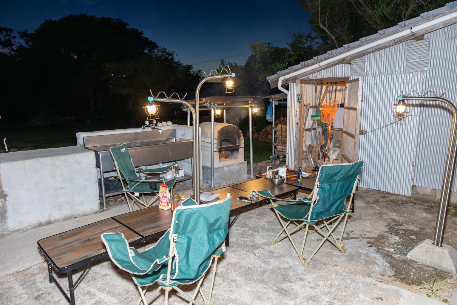 オーナー手作りのピザ窯に薪をくべよう！-2