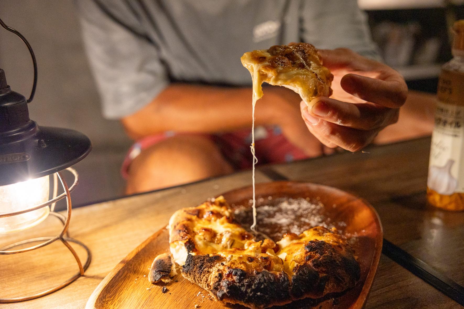 自分たちで作ったピザは最高の味！-1