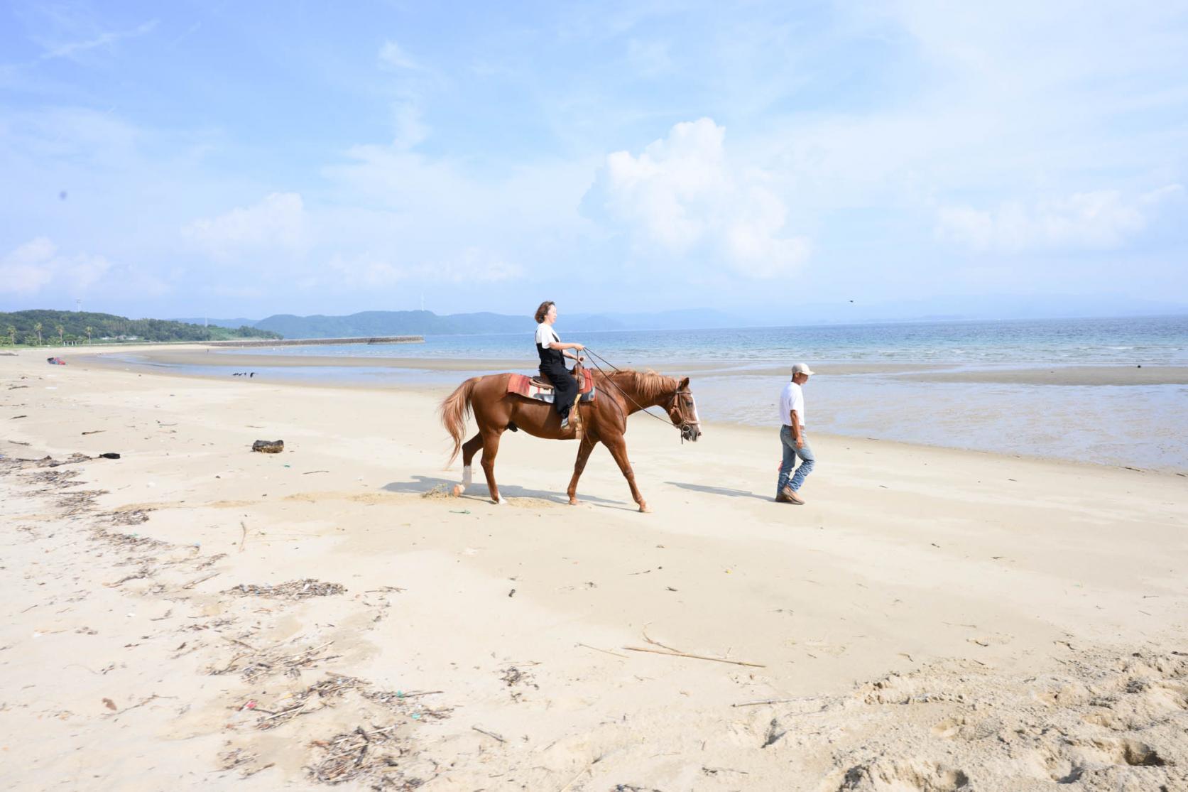 ビーチでの乗馬は最高に気持ちいい♪-0