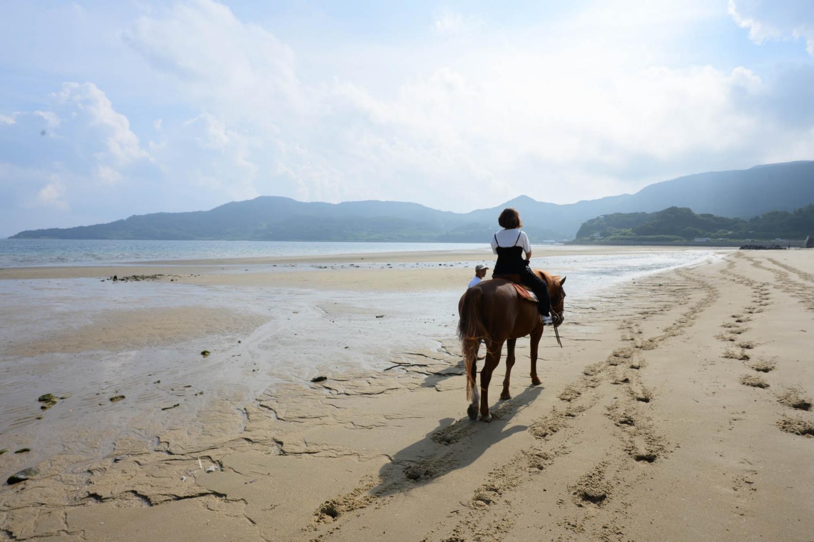 ビーチでの乗馬は最高に気持ちいい♪-1