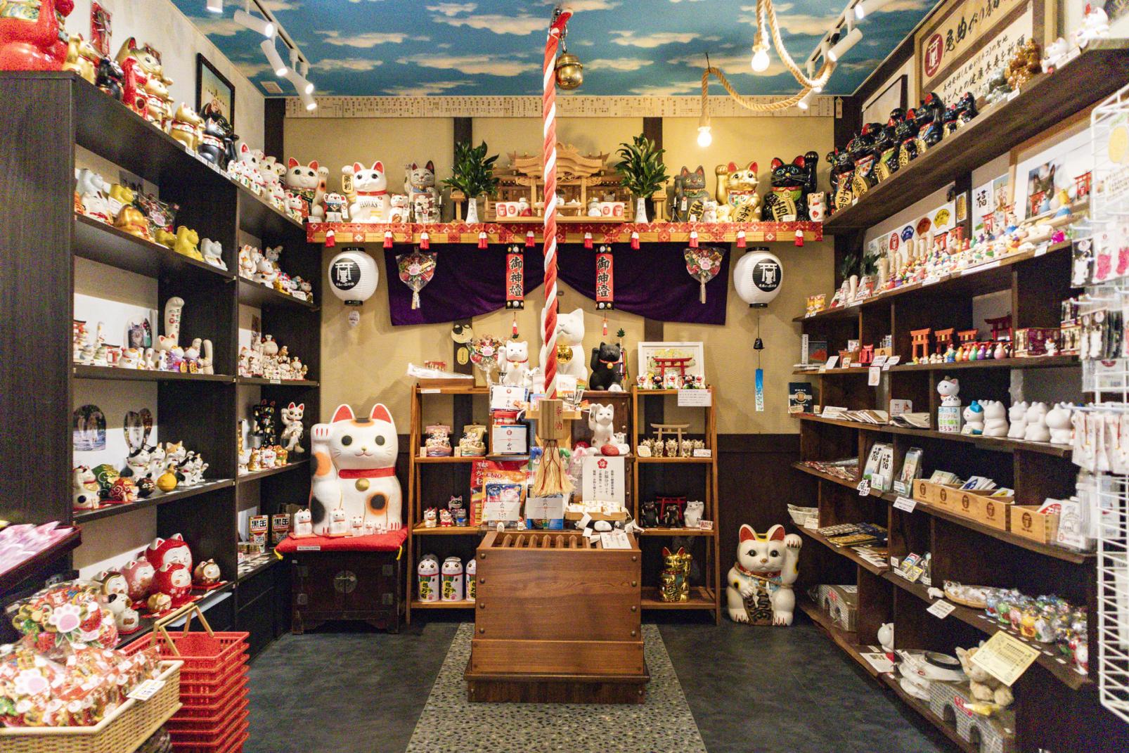 尾曲がり猫神社で猫神様にお参り！？猫の町・長崎らしさ全開の猫好き