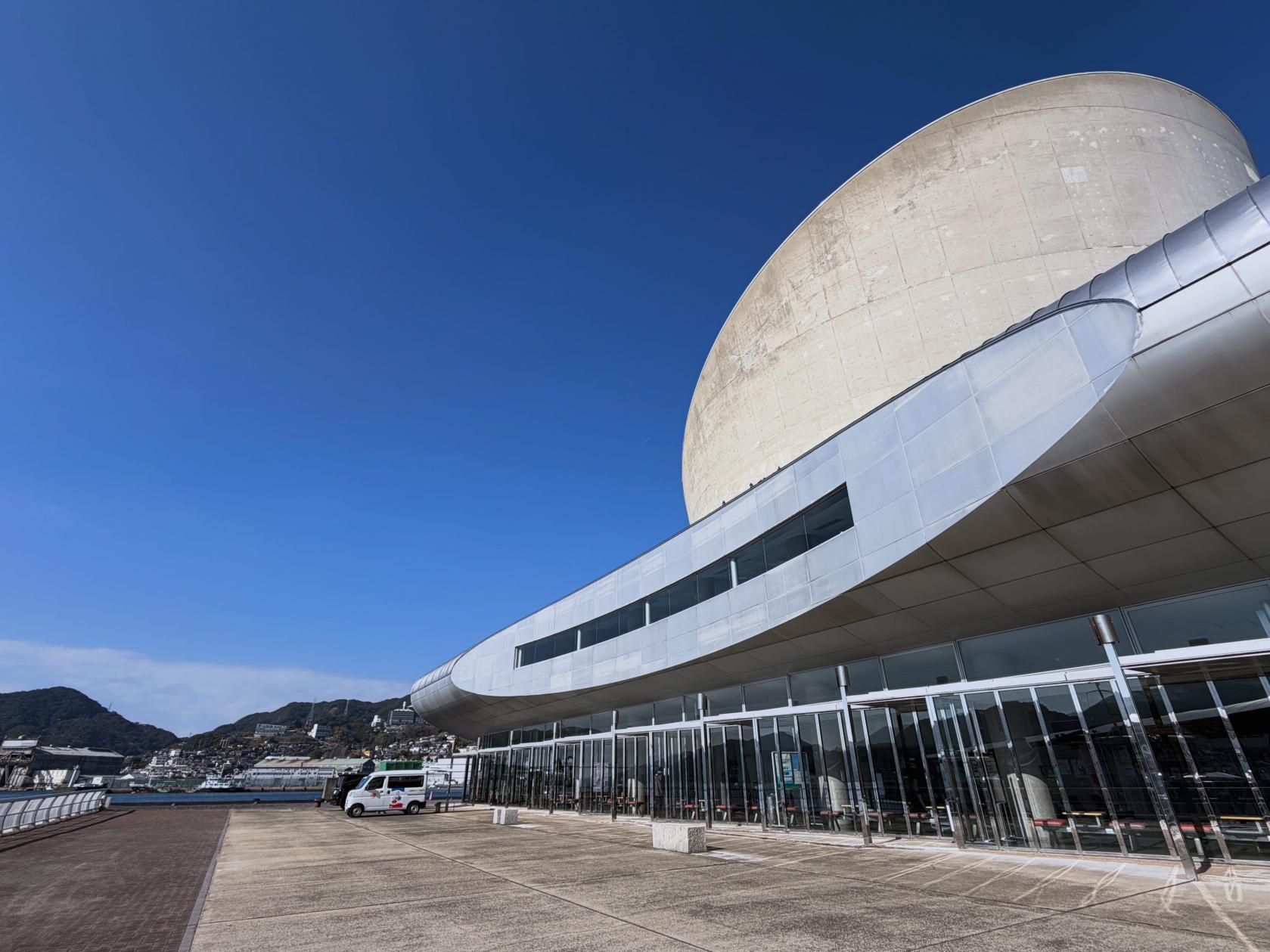 近未来的な建物の中は・・・-1
