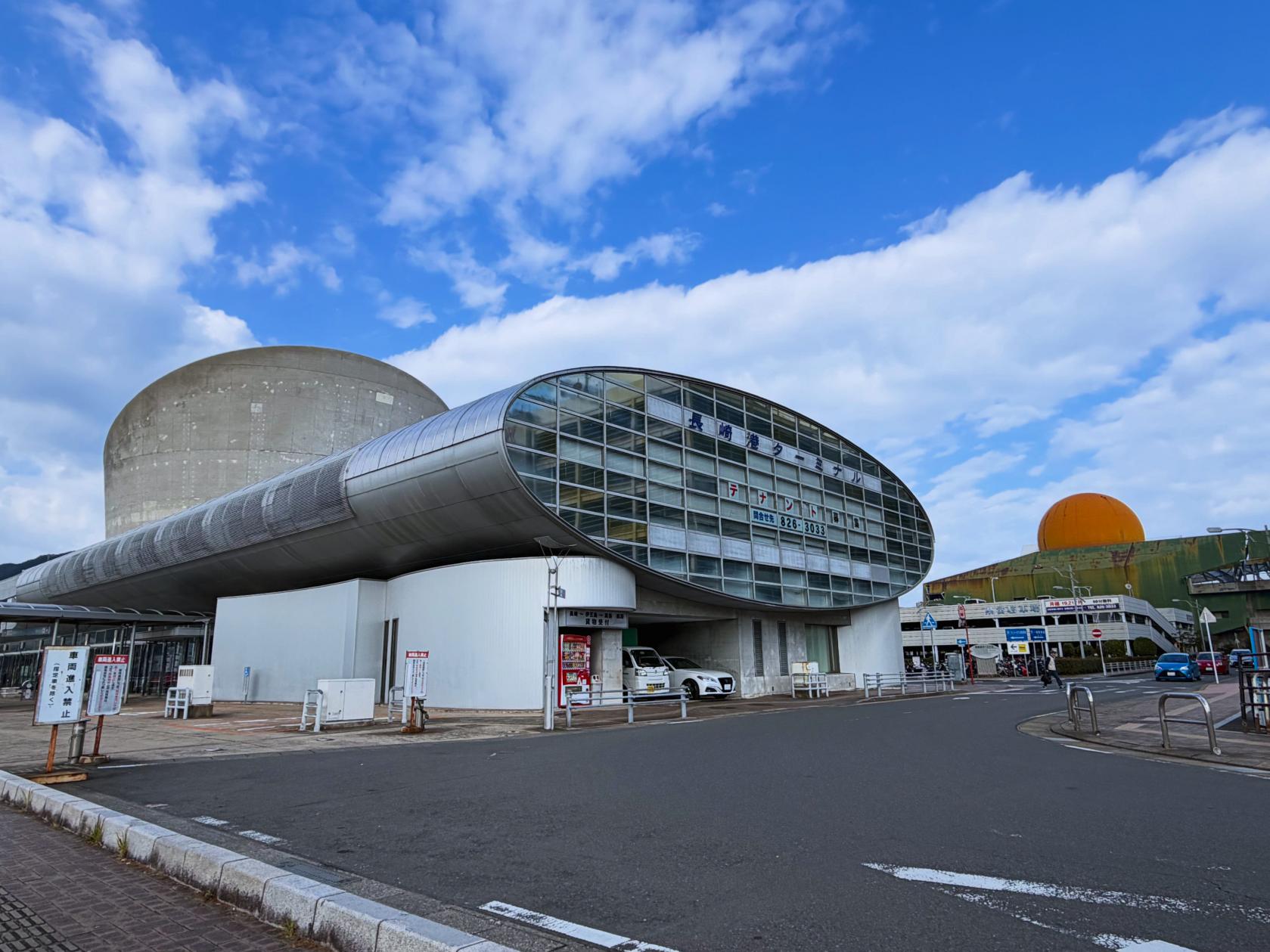 近未来的な建物の中は・・・-0