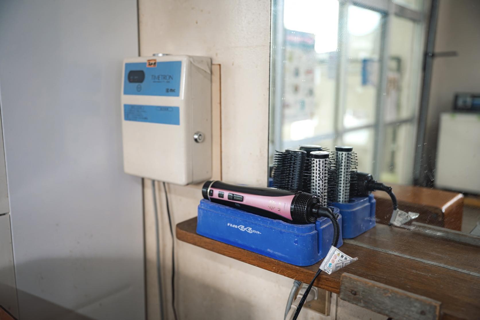 ⑥ 70年ものの「あんま機」が現役！時が止まった脱衣所-2