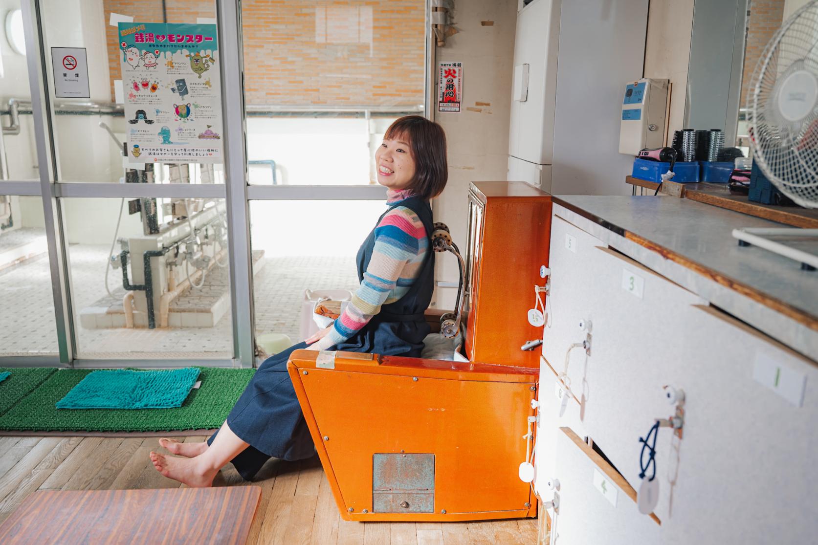 ⑥ 70年ものの「あんま機」が現役！時が止まった脱衣所-1
