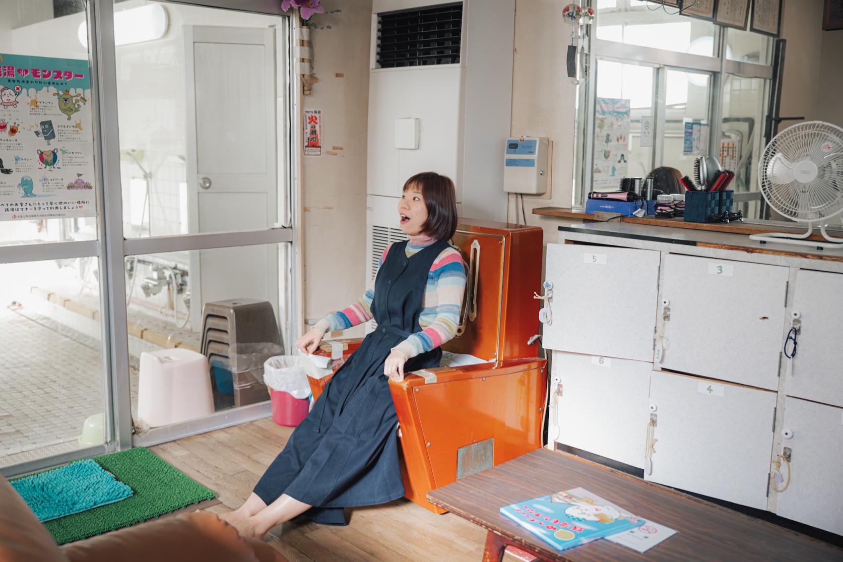 ⑥ 70年ものの「あんま機」が現役！時が止まった脱衣所-0