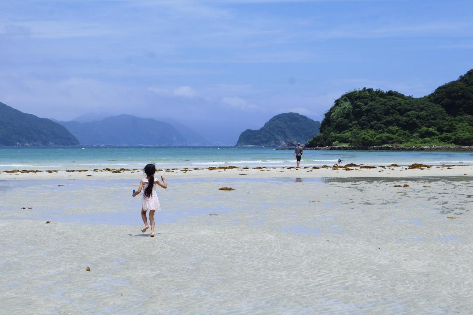 最初に向かったのはビーチ！有川港から近い『蛤浜海水浴場』へ-0