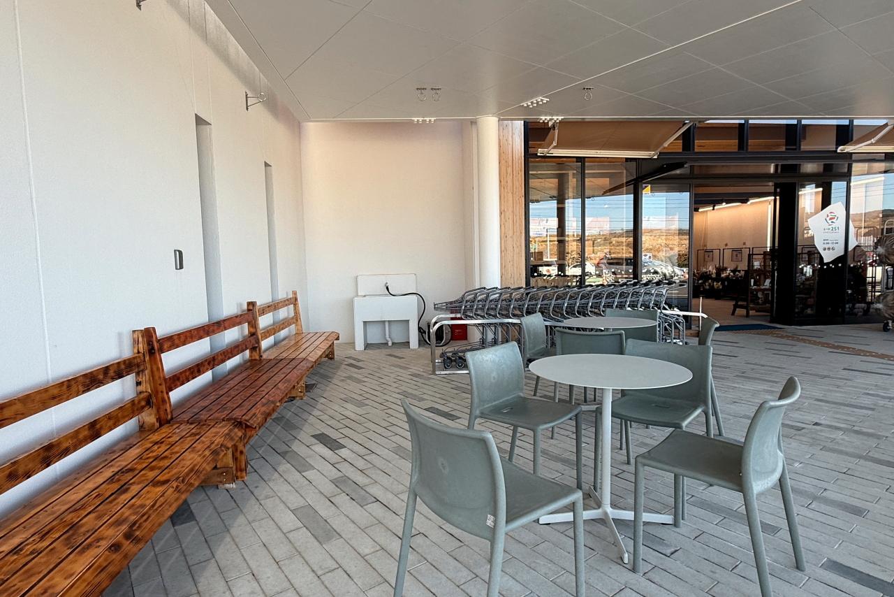 憩いの屋外スペース　【軒下広場＆芝生広場】-1