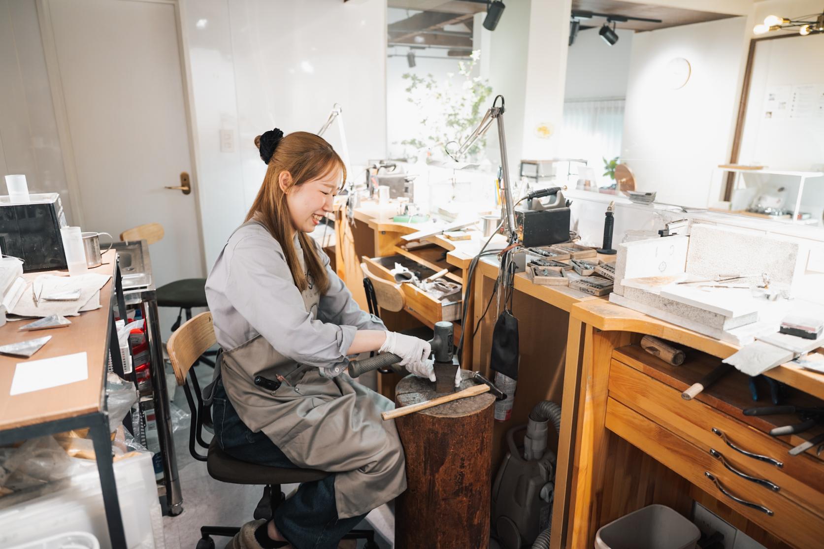 8. 鮮やかなプロの職人技で指輪の形に-1