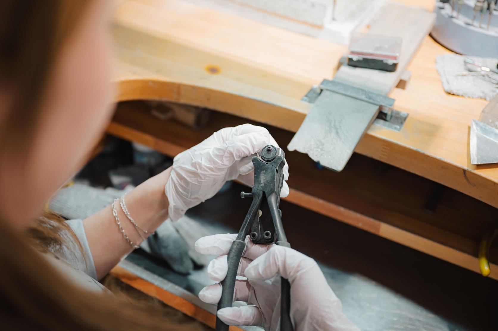 8. 鮮やかなプロの職人技で指輪の形に-2