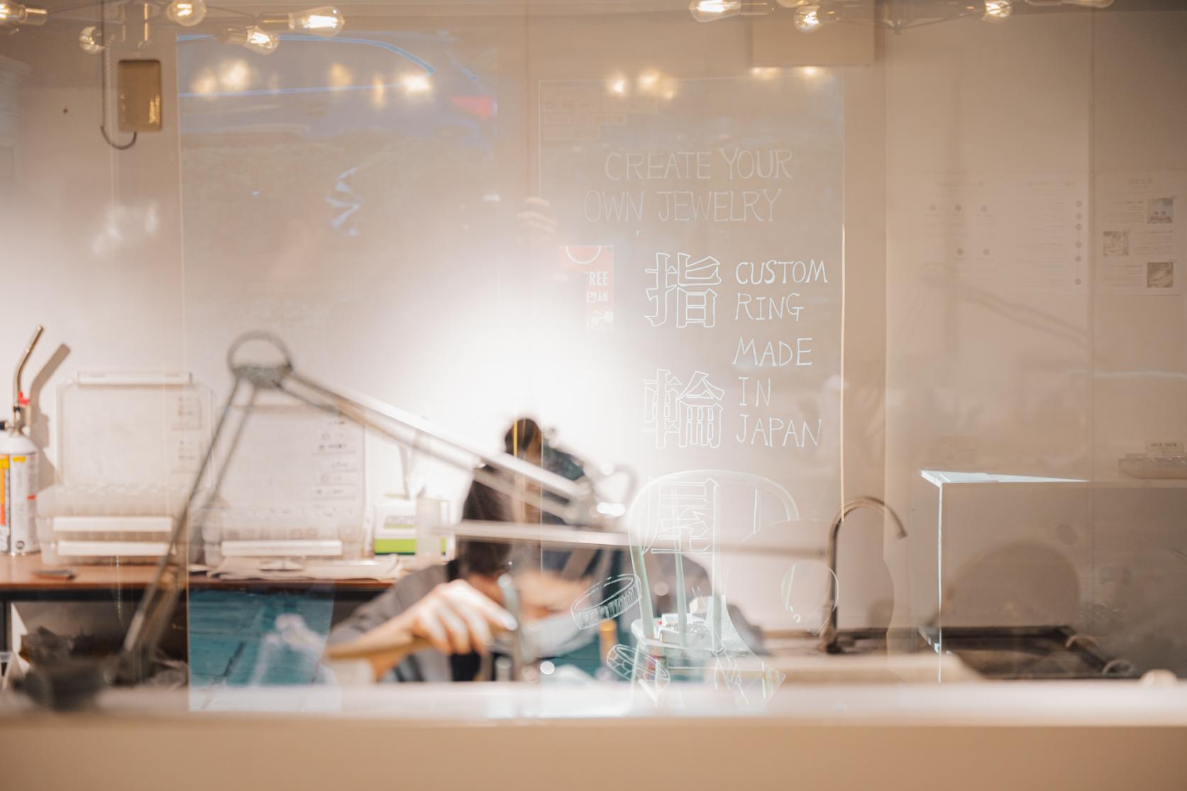 8. 鮮やかなプロの職人技で指輪の形に-4