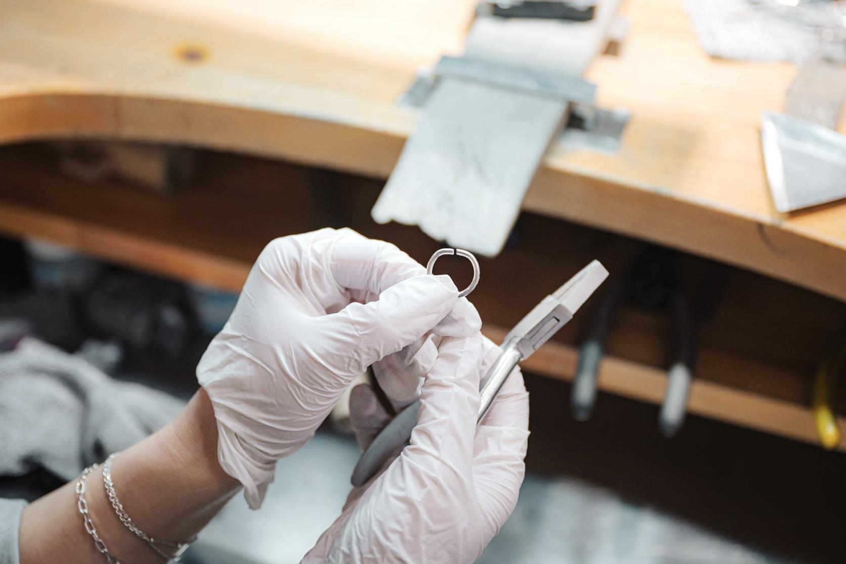 8. 鮮やかなプロの職人技で指輪の形に-3