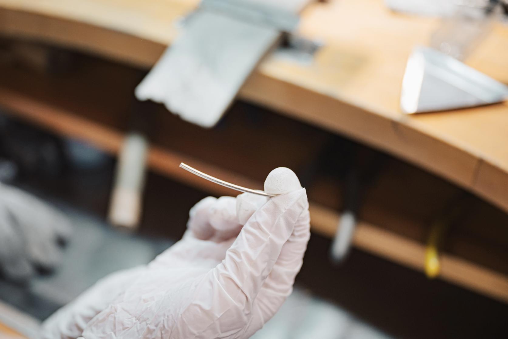 8. 鮮やかなプロの職人技で指輪の形に-0