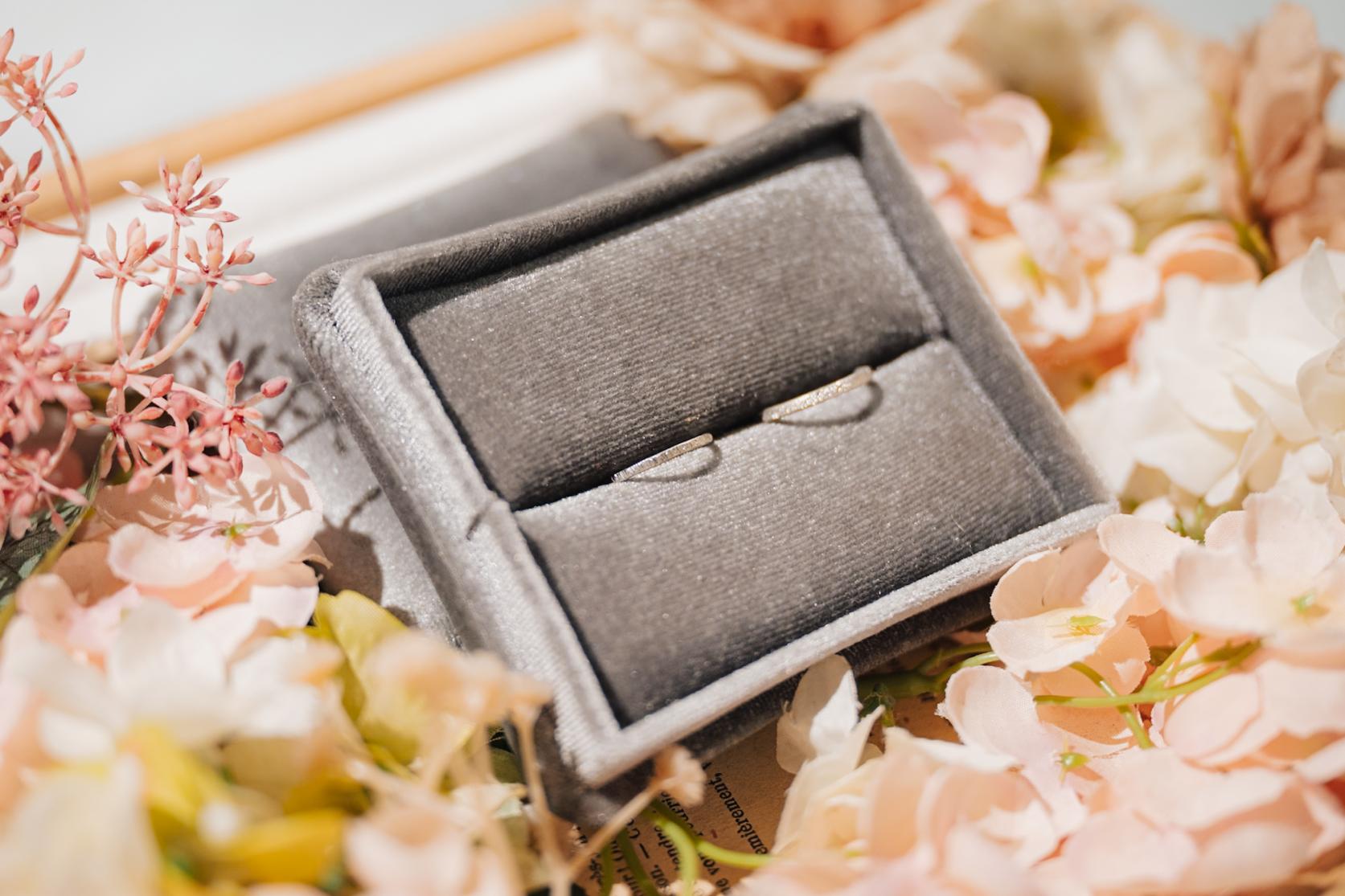 11. テンション最高潮！お花に囲まれてのお披露目-1