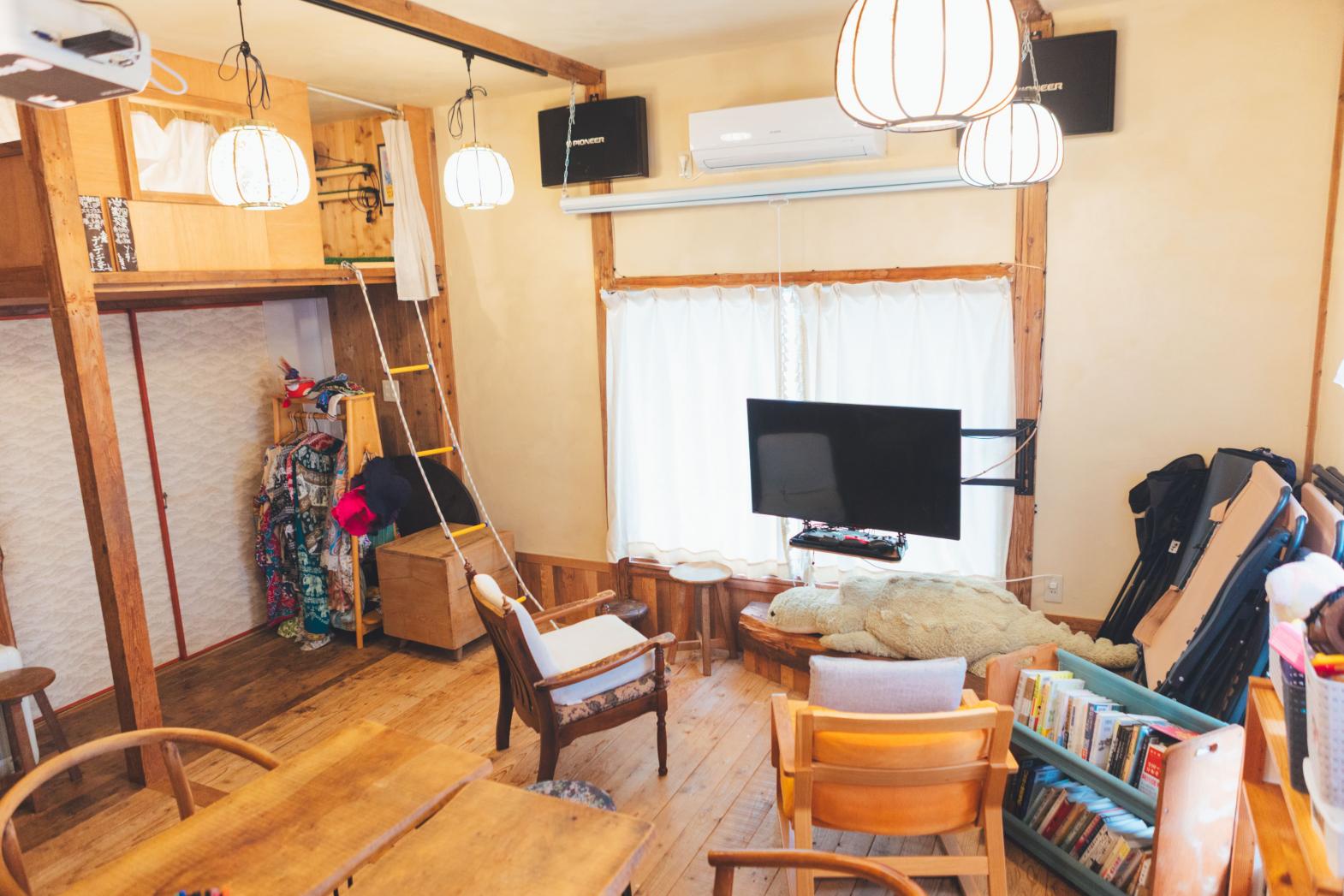 みんなが集まるリビング。名物“ヌック”や室内ツリーハウスも-0