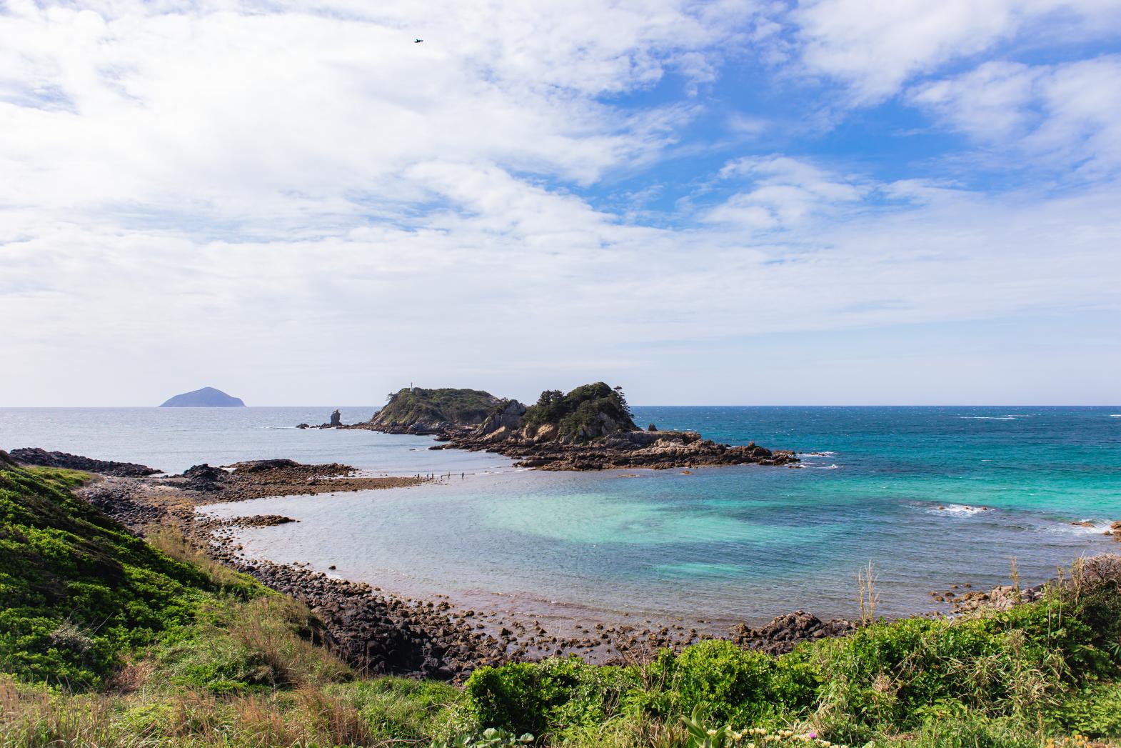 美しい海、壮大なジオスポットに絶景カフェも！キャンプや四季折々の花が楽しめる魚津ヶ崎公園の魅力をご紹介-1